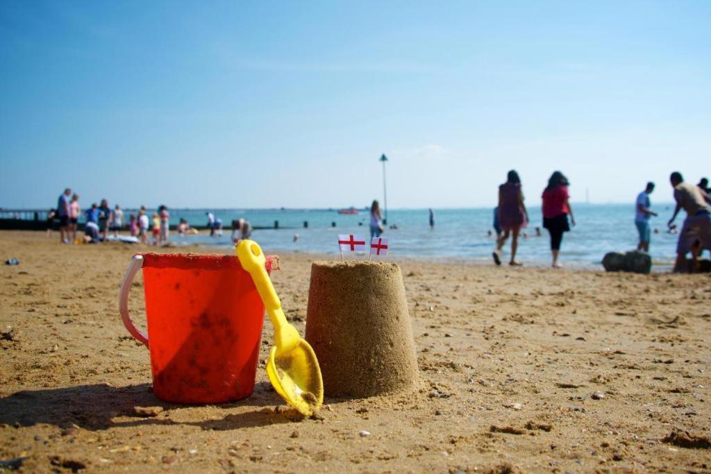Marine Villa Hotel & Suites - Close To Beach, Train Station & Southend Airport 외부 사진