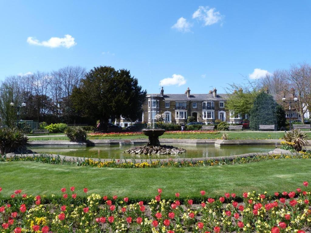 Marine Villa Hotel & Suites - Close To Beach, Train Station & Southend Airport 외부 사진