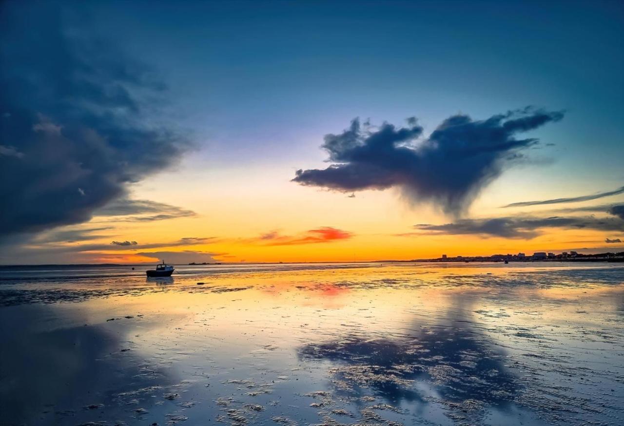 Marine Villa Hotel & Suites - Close To Beach, Train Station & Southend Airport 외부 사진